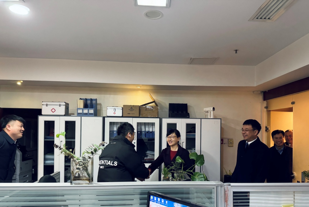 開工慰問增干勁，凝心聚力啟新程｜劉麗到人民大廈走訪慰問
