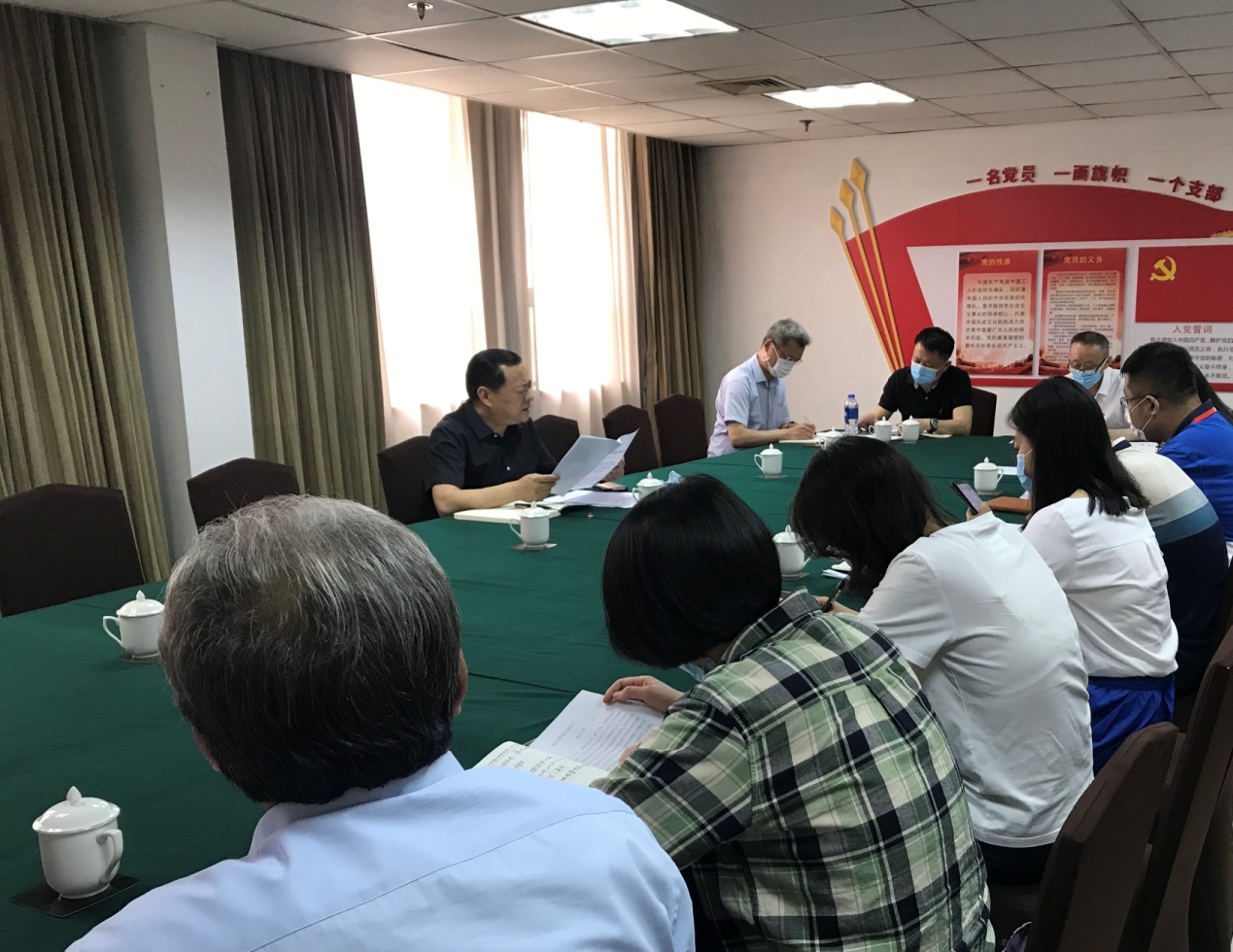 人民大廈黨委理論中心組舉行“以案促改”專題學習研討
