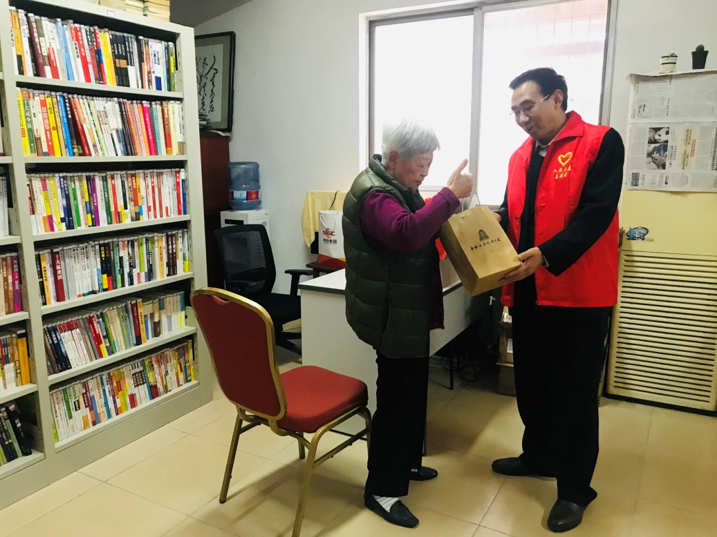 愛(ài)滿重陽(yáng)節(jié) 慰問(wèn)暖人心