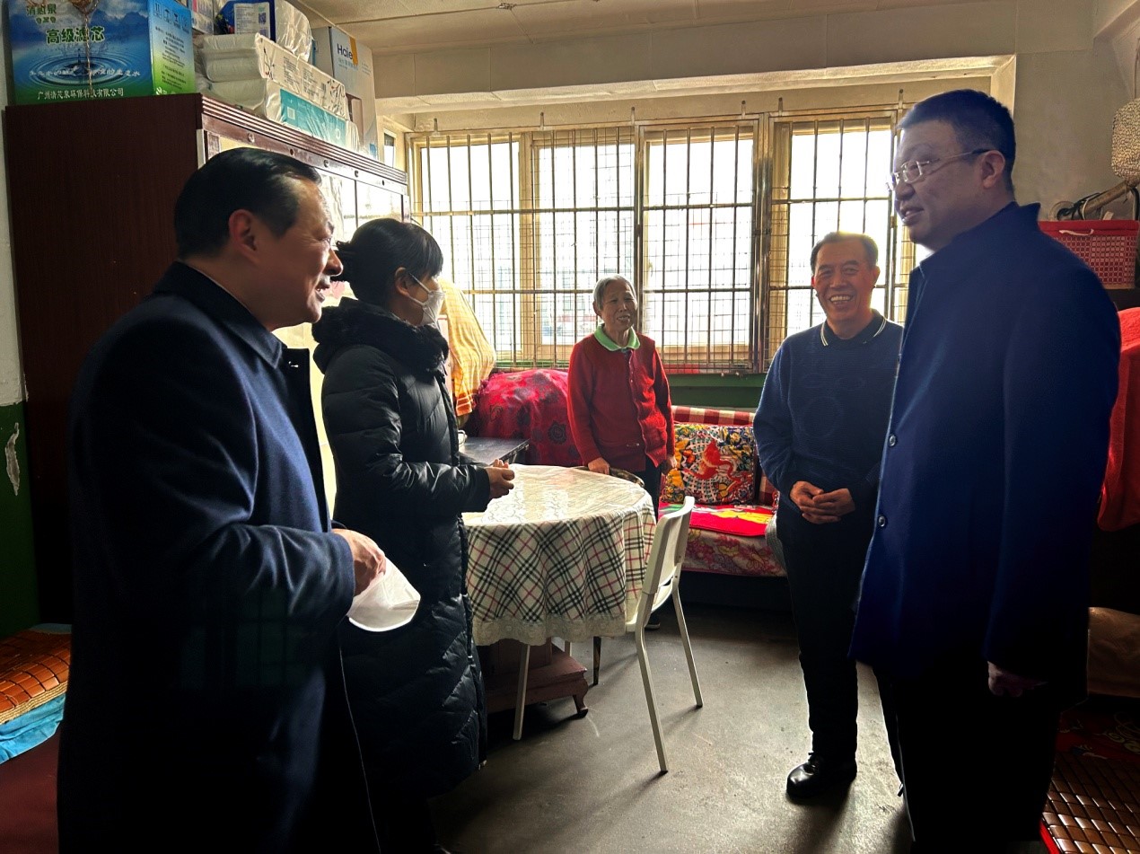 省國(guó)資委黨委副書記郁偉一行 春節(jié)前看望慰問(wèn)大廈困難黨員